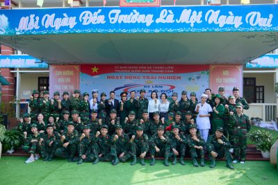 Ảnh hoạt động trải nghiệm: “Bé làm chú bộ đội”