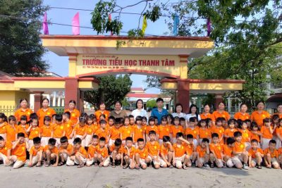 Ảnh trẻ 5 tuổi tham quan trường tiểu học